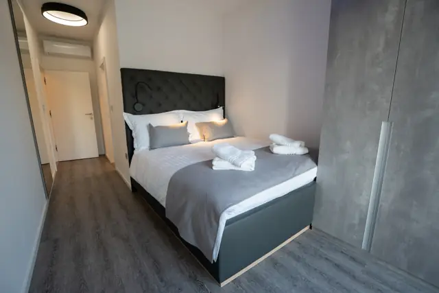Double bedroom with wardrobe, air conditioning and en-suite hallway
