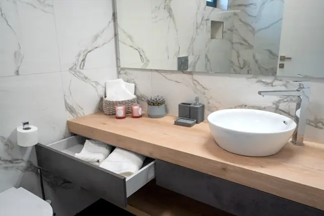 Oak vanity with basin, towels and candles